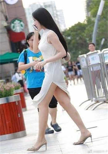 男女野外买可乐