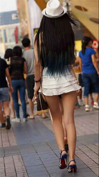 售楼员为了完成业绩满足客户一次