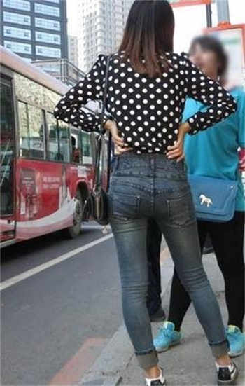 拉肚子蹲厕所学校女