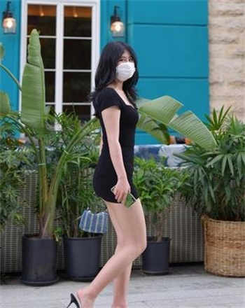 男人和女人互相亲下肢