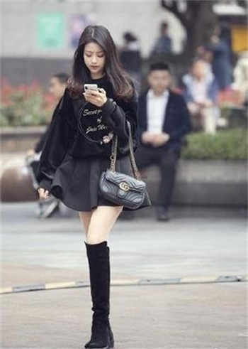 小女孩和小男亲吻抛衣服