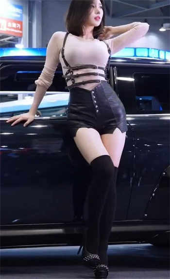 管家和少奶奶纠缠在一起