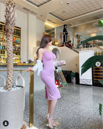 拥抱新婚妻子的梯子中文版