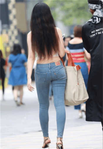 我撕开了她的裙子